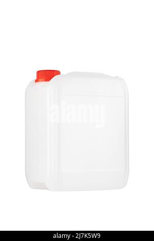 Contenitore con una sostanza liquida. Tanica in plastica bianca con coperchio rosso isolato su sfondo bianco. Immagine da un angolo. Immagine di un disinfettante Foto Stock