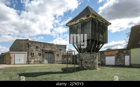 Amesdorf b Güsten Sachsen-Anhalt Bildnr 1332 Domänenhof mit Taubenturm und Bruchsteinscheune Foto Stock