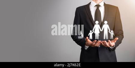 Tenere la mano giovane icona di famiglia. Assicurazione sulla vita familiare,supporto e servizi,politica familiare e supporto famiglie concepts.Happy Family Concept.Copy sp Foto Stock