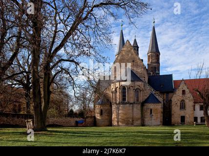 Hamersleben b Halberstadt kath Stiftskirche St Pankratius 73171a Erbaut 1112-40 Ansicht von Osten Turmhelme von 1512 Südliche Apsis 1887 neu errichtet Foto Stock