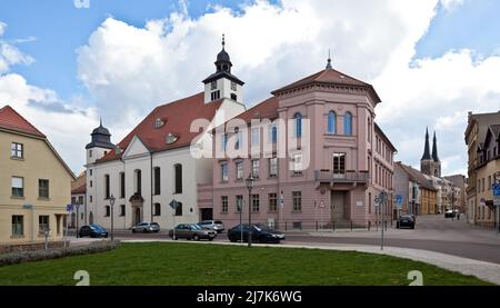 Köthen Anhalt Blick v NW auf Agneskirche erbaut 1694-99 Gemeindekirche v J S Bach 1717-23 u ehem herzögl Töchterschule 1839 vollendet 74624 rechts Tür Foto Stock