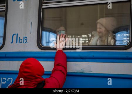 Jair Cabrera Torres / le Pictorium - invasione russa in Ucraina, - 22/3/2022 - Ucraina / Kiev - arrivo e partenza di persone in fuga dalla Russia Foto Stock