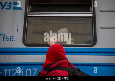 Jair Cabrera Torres / le Pictorium - invasione russa in Ucraina, - 22/3/2022 - Ucraina / Kiev - arrivo e partenza di persone in fuga dalla Russia Foto Stock