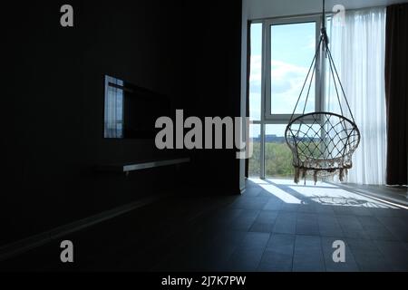 Poltrona bianca in vimini, interno carino. camera da letto, casa accogliente. Il design interno del concetto di vivaio, grande finestra Foto Stock