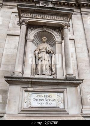 Statua del cardinale John Henry Newman, 1801-1890 davanti all'oratorio di Brompton, la chiesa che fondò nel 1884; Kensington, Londra, Regno Unito Foto Stock