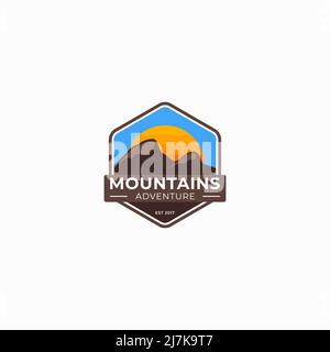 Logo Badge Mountain, illustrazione della montagna, avventura all'aperto. Stampa grafica vettoriale per t-shirt e altri usi. Illustrazione Vettoriale