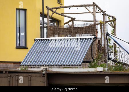 Riscaldamento solare tubi a vuoto a eco villaggio Oosterwold, Almere, Paesi Bassi Foto Stock