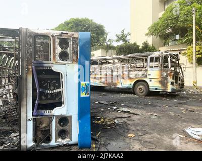 Colombo, Sri Lanka. 10th maggio 2022. Autobus e veicoli bruciati sono visti sulle strade e nel lago di Beira. Lo Sri Lanka ha visto il suo giorno più violento nelle ultime settimane quando il primo ministro Mahinda Rajapaksa ha rinunciato al suo posto. Gli scontri intorno al hanno causato almeno sette vittime e oltre 200 feriti. Le case e gli ufficiali dei membri del partito al governo e dei sostenitori sono stati bruciati durante gli scontri. Un coprifuoco a livello nazionale è stato chiamato fino a mercoledì, mentre l'esercito è stato dispiegato nella capitale Colombo. Foto Stock