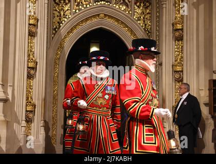 I guarder di Yeoman arrivano per la ricerca cerimoniale del Palazzo di Westminster a Londra, prima dell'apertura di Stato del Parlamento alla Casa dei Lord, Londra. Data foto: Martedì 10 maggio 2022. Foto Stock