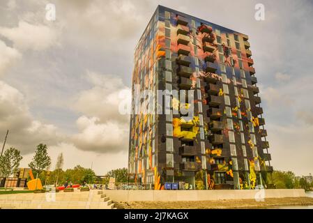 Almere, Paesi Bassi, maggio 2022. La torre residenziale Flores al Floriade Expo 2022 ad Almere. Foto di alta qualità Foto Stock