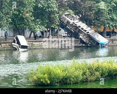 Colombo, Sri Lanka. 10th maggio 2022. Autobus e veicoli bruciati sono visti sulle strade e nel lago di Beira. Lo Sri Lanka ha visto il suo giorno più violento nelle ultime settimane quando il primo ministro Mahinda Rajapaksa ha rinunciato al suo posto. Gli scontri intorno al hanno causato almeno sette vittime e oltre 200 feriti. Le case e gli ufficiali dei membri del partito al governo e dei sostenitori sono stati bruciati durante gli scontri. Un coprifuoco a livello nazionale è stato chiamato fino a mercoledì, mentre l'esercito è stato dispiegato nella capitale Colombo. Foto Stock