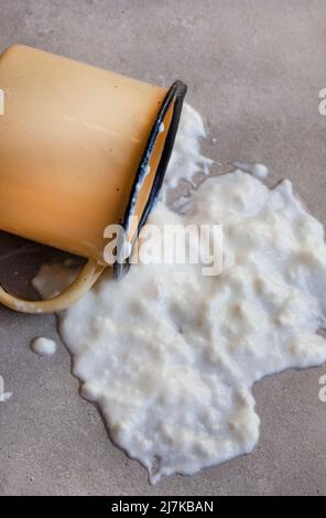 Bevanda tradizionale sudafricana di latte fermentato, Amasi Foto Stock