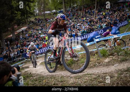 Laura Stigger d'Austria in azione durante la gara UCI MTB World Cup ad Albstadt, Germania, 8 maggio 2022. (Foto CTK/Michal Cerveny) Foto Stock