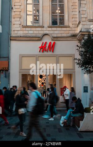 H and M Street Store in Istiklal Avenue a Istanbul. Persone di fronte al negozio. Istanbul Turchia - 11.13.2021 Foto Stock