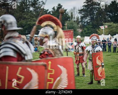 Un ufficiale romano della Legione VIII perfora le sue truppe al No Man's Land Event a Bodrhyddddan Hall, Galles Foto Stock