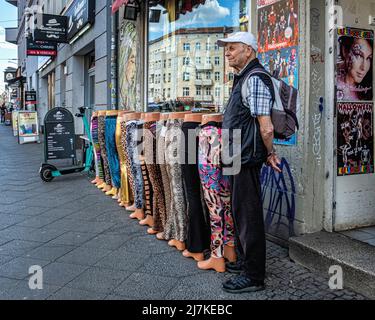 Überraschungsparadies 'Alles für eine Party'. Negozio vende abiti di lusso per una festa a Danzigerstrasse, Prenzlauer Berg, Berlino Foto Stock