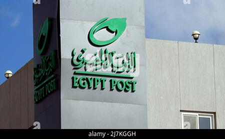 Giza, Egitto, dicembre 28 2021: Il logo della posta egiziana, traduzione del testo arabo (posta egiziana) che è un'agenzia egiziana responsabile Foto Stock