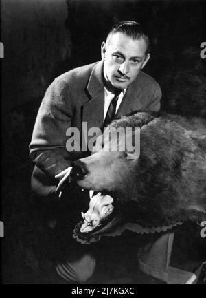 JOHN BARRYMORE 1932 Ritratto a casa con Bear Skin Rug di CLARENCE SINCLAIR BULL Pubblicità per Metro Goldwyn Mayer Foto Stock