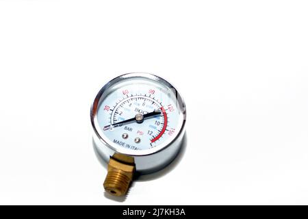 Cairo, Egitto, marzo 4 2022: Fuoco selettivo di un misuratore di pressione dell'acqua 12 bar, 180 PSI, un manometro dell'acqua è uno strumento di misura di pressione th Foto Stock