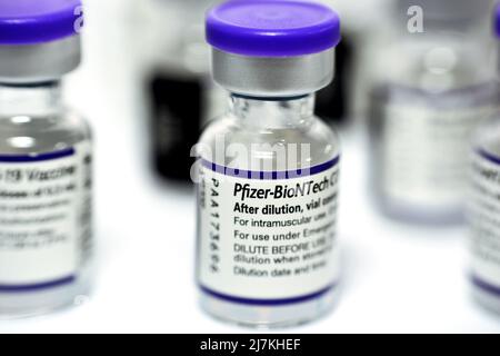 Cairo, Egitto, novembre 10 2021: Vaccino Pfizer-BioNTech COVID-19 per iniezione intramuscolare, Comirnaty BNT162b2 vaccino contro il coronavirus prodotto Foto Stock