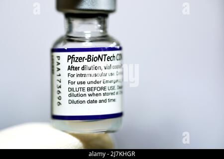 Cairo, Egitto, novembre 10 2021: Vaccino Pfizer-BioNTech COVID-19 per iniezione intramuscolare, Comirnaty BNT162b2 vaccino contro il coronavirus prodotto Foto Stock