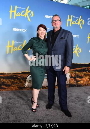 Los Angeles, California, USA 9th maggio 2022 attrice Kate Flannery e Chris Haston partecipano alla stagione di Los Angeles 2 Premiere di HBO Max 'Hacks' al DGA Theatre il 9 maggio 2022 a Los Angeles, California, USA. Foto di Barry King/Alamy Live News Foto Stock