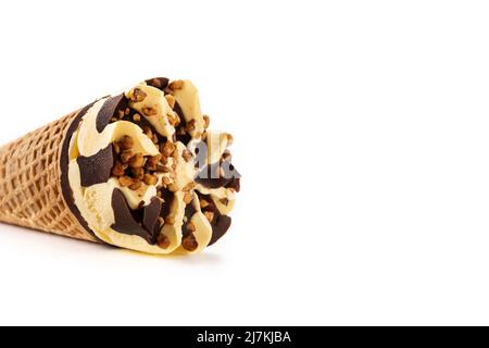 Cono gelato alla vaniglia e al cioccolato isolato su sfondo bianco Foto Stock
