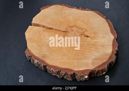 Asse di legno vuoto su sfondo nero Foto Stock