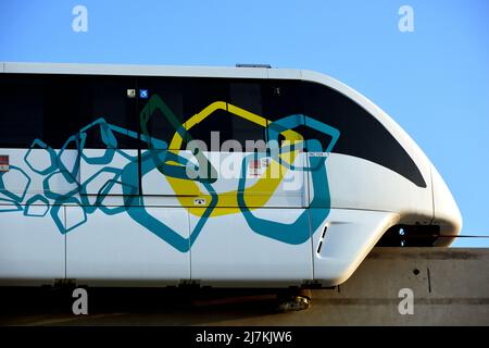 Cairo, Egitto, novembre 5 2021: Installazione del primo treno monorotaia sulla sua pista in Egitto, che è una monorotaia a due linee elevata su strada ferrovia rapida Foto Stock