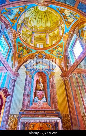 MORCOTE, SVIZZERA - 25 MARZO 2022: La cappella riccamente decorata della Chiesa di Santa Maria del Sasso, il 25 marzo a Morcote, Svizzera Foto Stock