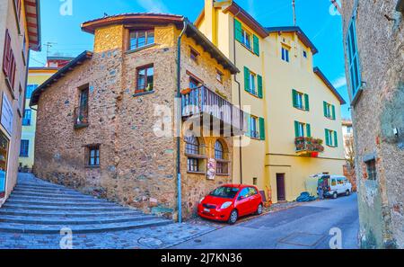 Panorama del centro storico di Carona con case storiche conservate, scale in pietra e strade curve, Ticino, Svizzera Foto Stock