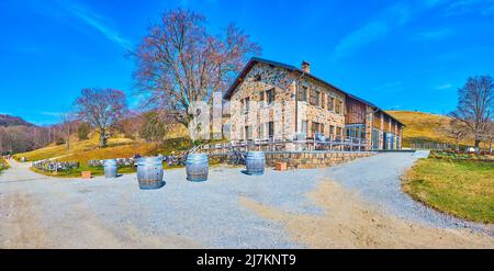 Vista panoramica del vecchio edificio in pietra del ristorante di montagna, situato sul prato montano dell'Alpe Vicania, Vico Morcote, Svizzera Foto Stock