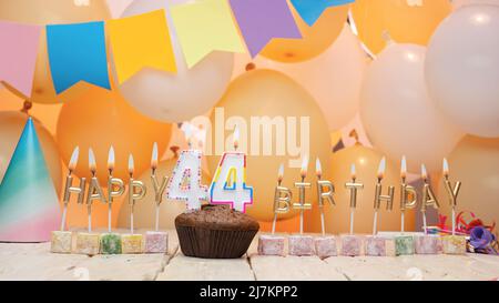 Buon compleanno ad un bambino dalle lettere dorate delle candele che bruciano sullo sfondo dei miei palloncini. Bella tessera di compleanno Foto Stock