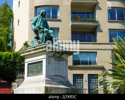 Statua di bronzo, di John J Boyle, raffigurante Benjamin Franklin alla corte francese nel 1778, e rappresentando l'amicizia francese-americana duratura, Parigi, Francia. Foto Stock