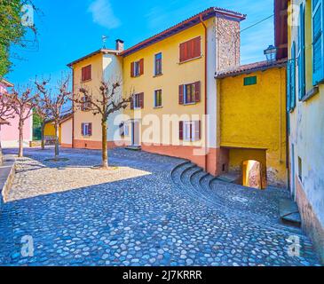 Le colorate case medievali della piccola Piazza San Rocco, situata nel centro storico, Morcote, Svizzera Foto Stock