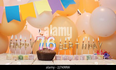Buon compleanno ad un bambino dalle lettere dorate delle candele che bruciano sullo sfondo dei miei palloncini. Bella tessera di compleanno Foto Stock