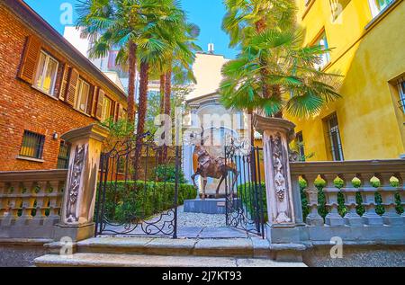 LUGANO, SVIZZERA - 25 MARZO 2022: Il cortile di Palazzo Riva, decorato con piccolo giardino e scultura di cervo di Nag Arnoldi, il 25 marzo a L. Foto Stock