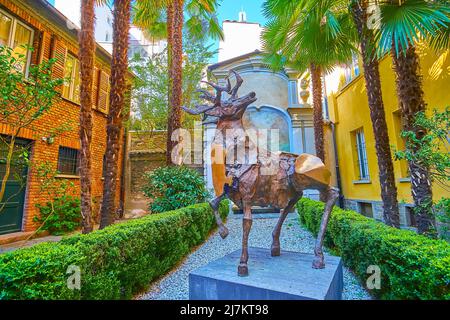 LUGANO, SVIZZERA - 25 MARZO 2022: Giardino di Palazzo Riva, decorato con sculture di cervi di Nag Arnoldi, il 25 marzo a Lugano Foto Stock
