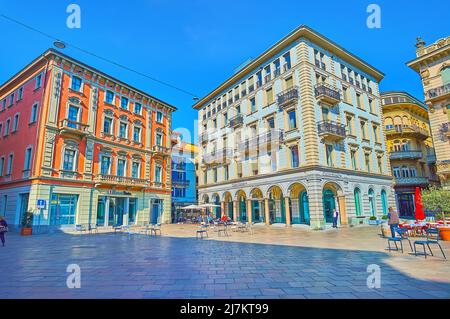 LUGANO, SVIZZERA - 25 MARZO 2022: Edifici storici delle banche in Piazza della Riforma nel centro di Lugano, il 25 marzo a Lugano Foto Stock