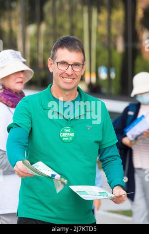 Chatswood, Sydney, Australia 10th maggio 2022: Candidato del Partito Federale dei Verdi alla Camera dei rappresentanti nella sede di Bradfield alle elezioni federali del maggio 2022, Martin Cousins cede fuori come votare i volantini per sé e per il candidato del senato dei Verdi del NSW, David Shoebridge Foto Stock