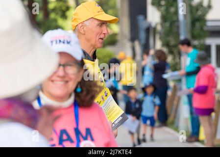 Chatswood, Sydney, Australia 10th maggio 2022: I volontari si affiancano ai poster dei candidati della tavola sandwich e aspettano di distribuire i volantini di voto alle persone che frequentano la stazione di pre-voto a Chatswood sulla sponda nord di Sydney nel nuovo Galles del Sud, Australia. Il voto in Australia è obbligatorio e alcune categorie di elettori possono votare entro due settimane dalle prossime elezioni del 21st maggio Foto Stock