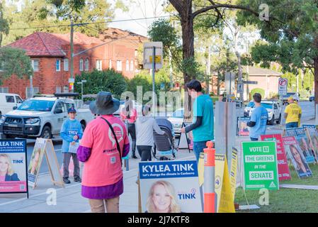 Chatswood, Sydney, Australia 10th maggio 2022: I volontari si affiancano ai poster dei candidati della tavola sandwich e aspettano di distribuire i volantini di voto alle persone che frequentano la stazione di pre-voto a Chatswood sulla sponda nord di Sydney nel nuovo Galles del Sud, Australia. Il voto in Australia è obbligatorio e alcune categorie di elettori possono votare entro due settimane dalle prossime elezioni del 21st maggio Foto Stock