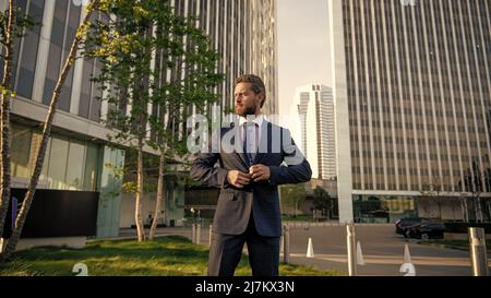 carismatico uomo d'affari maturo in abito fuori dall'ufficio, il commercio Foto Stock