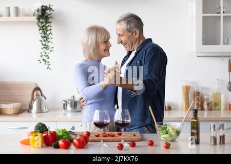 Bella coppia anziana che festeggia l'anniversario, facendo cena Foto Stock