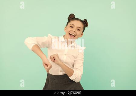 Divertimento primo giorno di scuola. Felice scolaresche Buon divertimento. Scuola elementare bambini godersi la danza Foto Stock