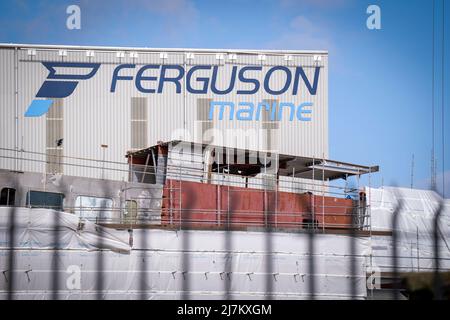 Cantiere navale Ferguson di Port Glasgow, Inverclyde. Durante la costruzione di due traghetti su contratto per CalMac, la compagnia di traghetti pubblica scozzese, Ferguson Marine Engineering Ltd è stata messa in amministrazione a causa dell'aumento dei costi e del ritardo della costruzione. Il governo scozzese ha nazionalizzato il cantiere nel dicembre 2019 rinominandolo Ferguson Marine (Port Glasgow) Holdings per salvare posti di lavoro e il contratto. Data foto: Martedì 10 maggio 2022. Foto Stock