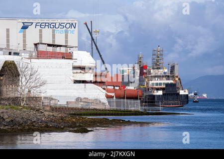 Cantiere navale Ferguson di Port Glasgow, Inverclyde. Durante la costruzione di due traghetti su contratto per CalMac, la compagnia di traghetti pubblica scozzese, Ferguson Marine Engineering Ltd è stata messa in amministrazione a causa dell'aumento dei costi e del ritardo della costruzione. Il governo scozzese ha nazionalizzato il cantiere nel dicembre 2019 rinominandolo Ferguson Marine (Port Glasgow) Holdings per salvare posti di lavoro e il contratto. Data foto: Martedì 10 maggio 2022. Foto Stock