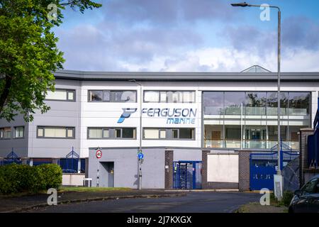 Cantiere navale Ferguson di Port Glasgow, Inverclyde. Durante la costruzione di due traghetti su contratto per CalMac, la compagnia di traghetti pubblica scozzese, Ferguson Marine Engineering Ltd è stata messa in amministrazione a causa dell'aumento dei costi e del ritardo della costruzione. Il governo scozzese ha nazionalizzato il cantiere nel dicembre 2019 rinominandolo Ferguson Marine (Port Glasgow) Holdings per salvare posti di lavoro e il contratto. Data foto: Martedì 10 maggio 2022. Foto Stock