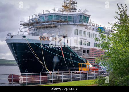 Il traghetto Glen Sannox Caledonian Macbrayne incompiuto nel cantiere navale Ferguson Marine di Port Glasgow, Inverclyde. Durante la costruzione di due traghetti su contratto per CalMac, la compagnia di traghetti pubblica scozzese, Ferguson Marine Engineering Ltd è stata messa in amministrazione a causa dell'aumento dei costi e del ritardo della costruzione. Il governo scozzese ha nazionalizzato il cantiere nel dicembre 2019 rinominandolo Ferguson Marine (Port Glasgow) Holdings per salvare posti di lavoro e il contratto. Data foto: Martedì 10 maggio 2022. Foto Stock