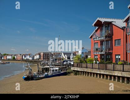 Il Waterfront a Wivenhoe sul fiume Colne, con i suoi antichi edifici con barche ormeggiate, Wivenhoe, Essex, Inghilterra, Regno Unito Foto Stock